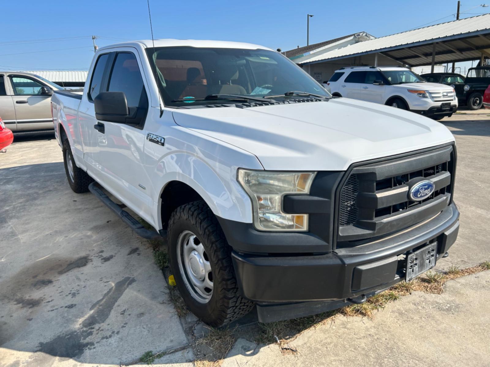 2017 White Ford F-150 XL SuperCab 6.5-ft. 4WD (1FTEX1EP1HF) with an 2.7L V6 DOHC 24V engine, 6A transmission, located at 1687 Business 35 S, New Braunfels, TX, 78130, (830) 625-7159, 29.655487, -98.051491 - Photo #3